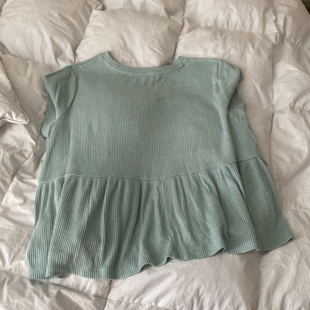 teal woman’s shirt - Picture 3 of 3
